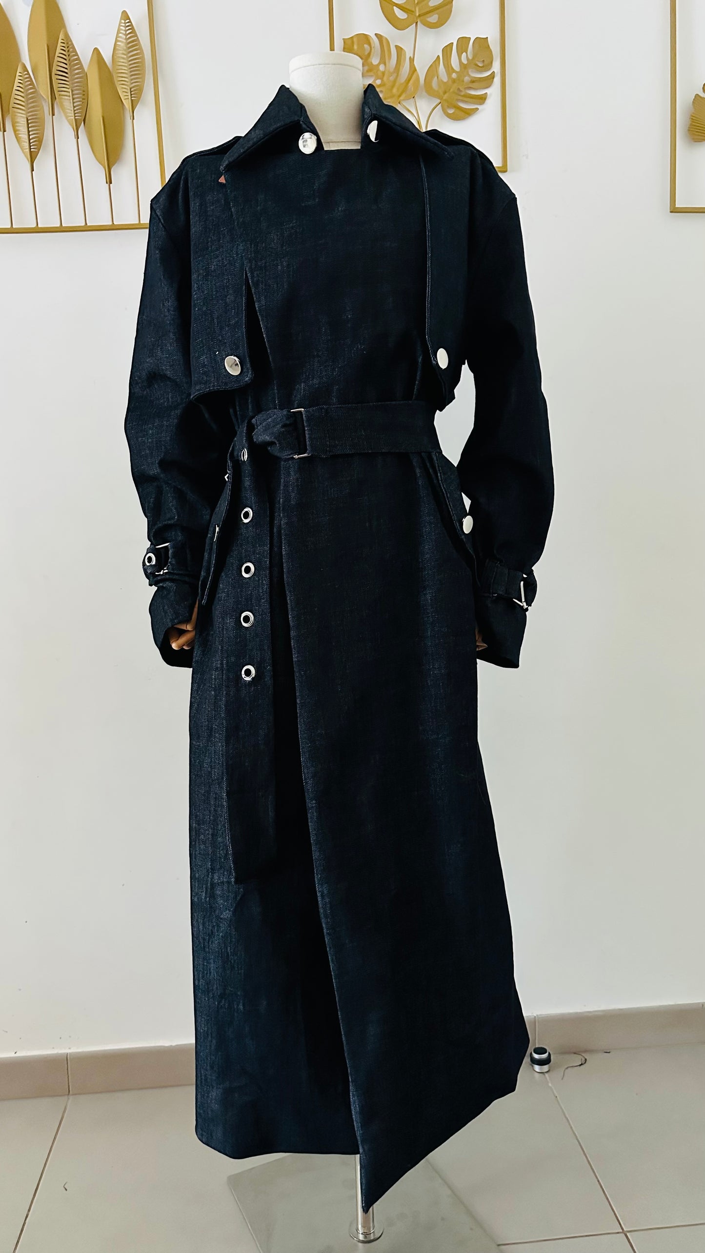 trench en jean femme, manteau long noir femme, trench denim noir, manteau 130 cm femme, trench ceinture luxe, trench élégant femme, manteau noir ceinturé,