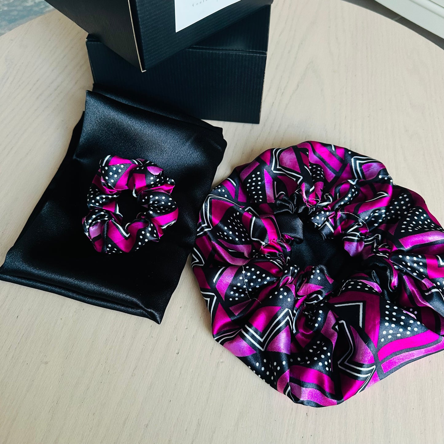 Box Cadeau Girly - Bonnet en satin imprimé rose - Taie - chouchou Assorti