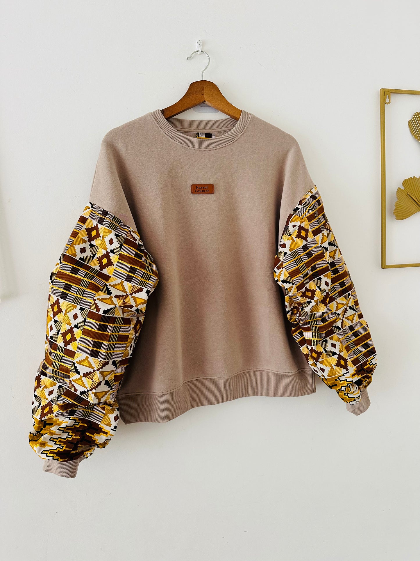 Sweat femme beige manches batik Bogolan pailleté. Confort, style unique et inspiration wax. Cadeau original signé Kaysol Couture.