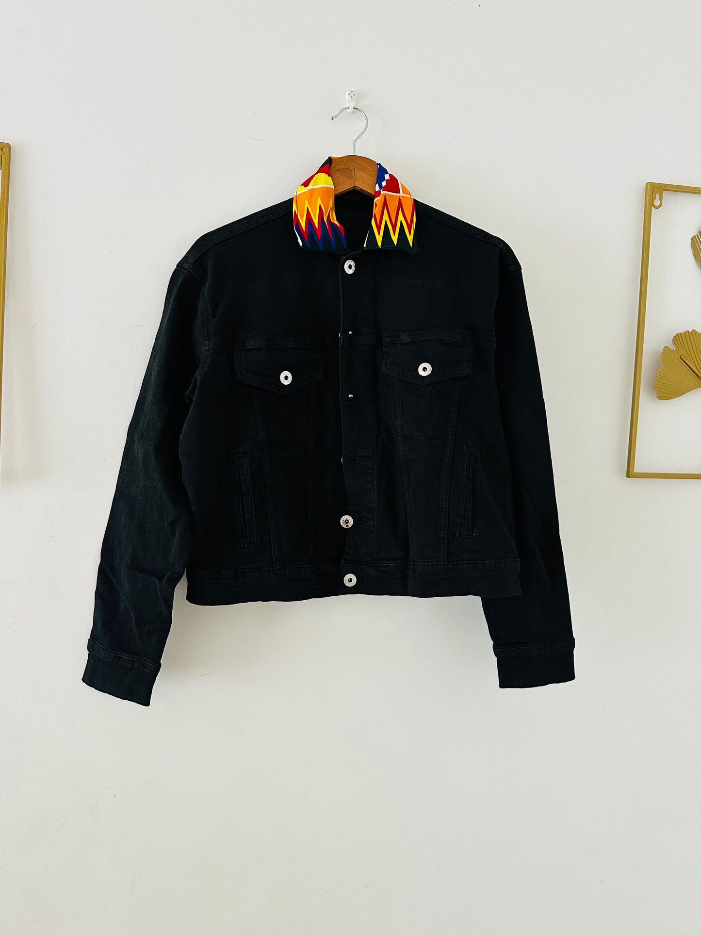 Veste en jean noir avec dos en tissu wax coloré – Kaysol Couture