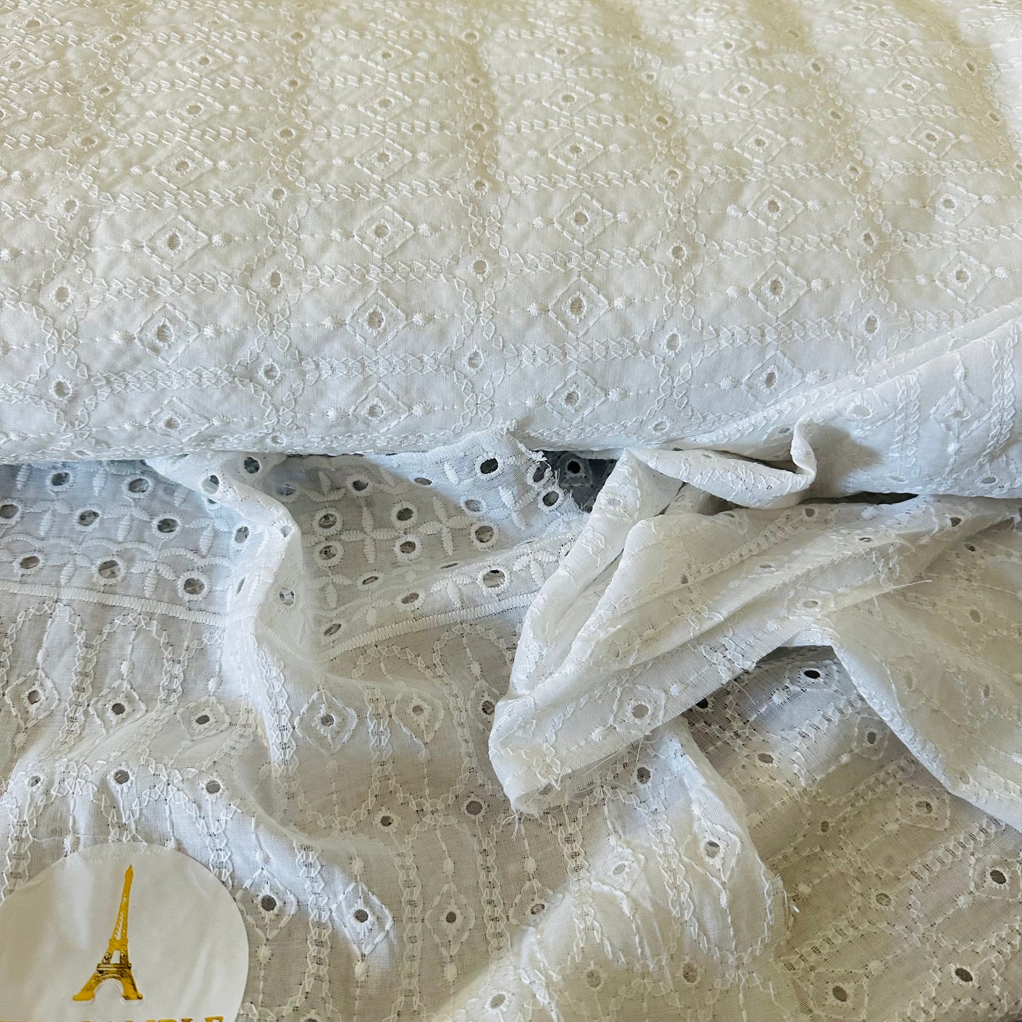 Tissu broderie anglaise blanche 100% coton – couture élégante.