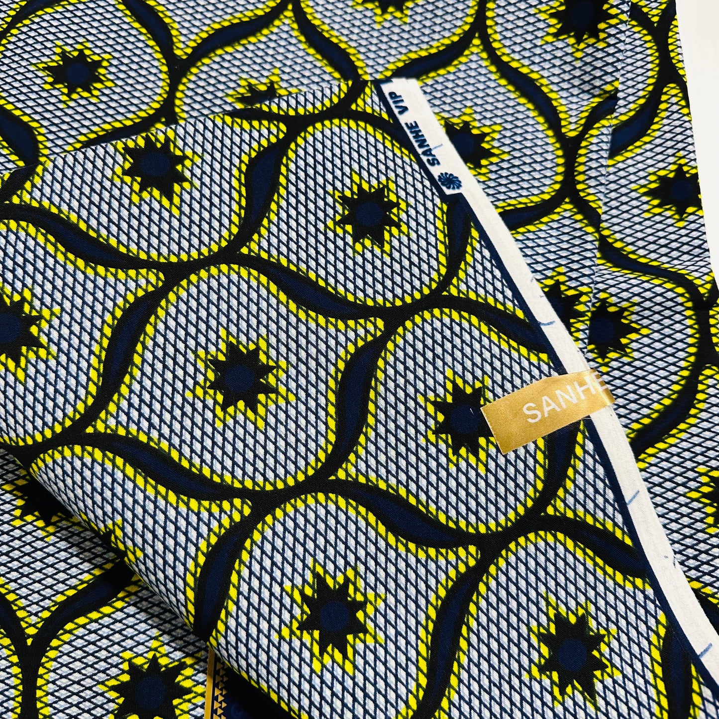 Tissu Wax africain, motif filet bleu-gris avec étoiles jaunes – coupon 3 yards.