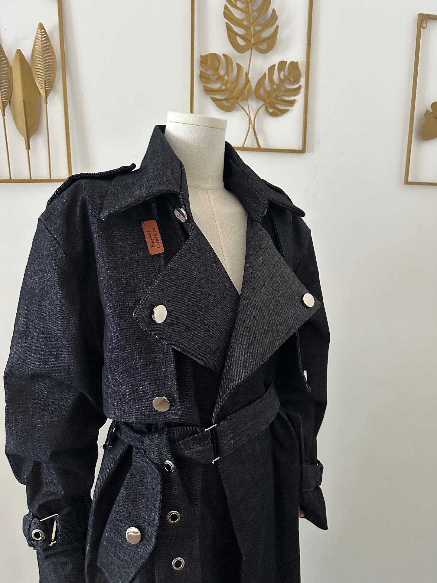 trench en jean femme, manteau long noir femme, trench denim noir, manteau 130 cm femme, trench ceinture luxe, trench élégant femme, manteau noir ceinturé,