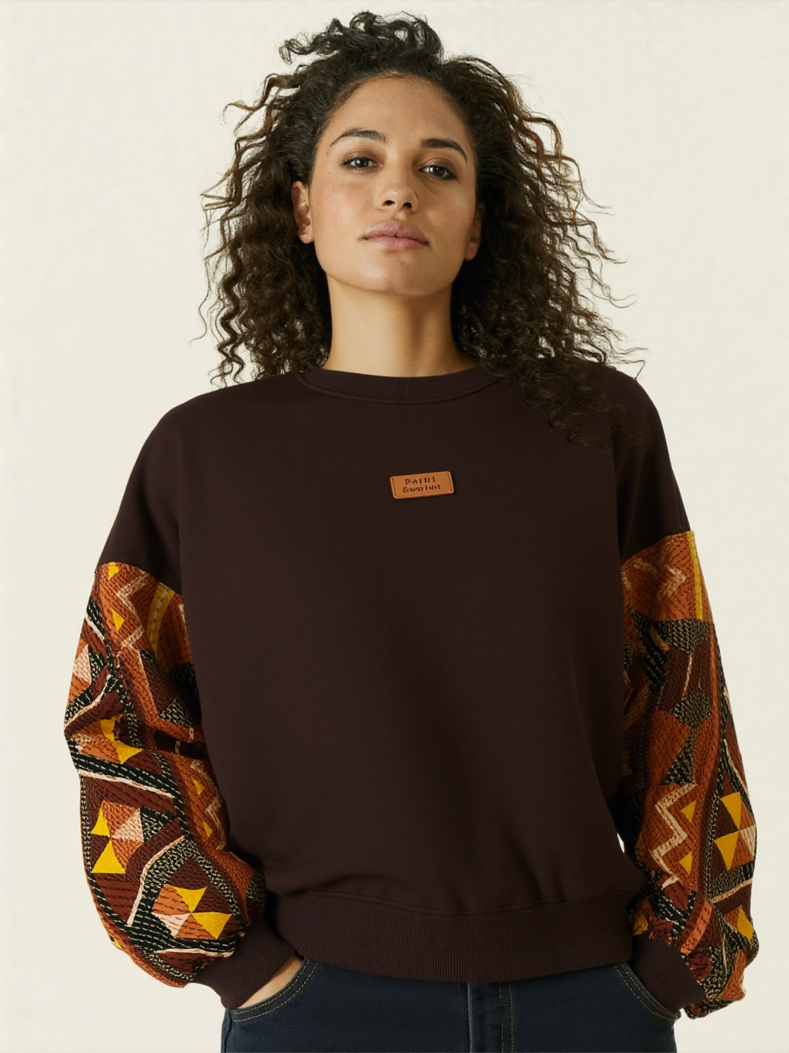 Sweat femme beige manches batik Bogolan pailleté. Confort, style unique et inspiration wax. Cadeau original signé Kaysol Couture.