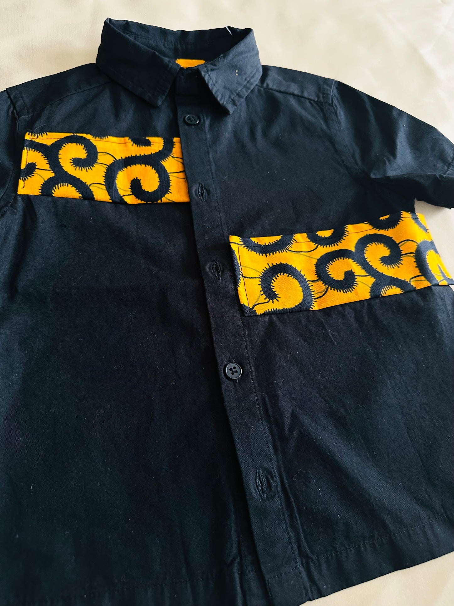 Ensemble enfant garçon Idriss – Wax jaune et noir – Chemise + pantalon – Fait main