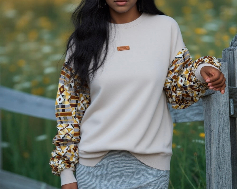 Sweat femme beige manches batik Bogolan pailleté. Confort, style unique et inspiration wax. Cadeau original signé Kaysol Couture.