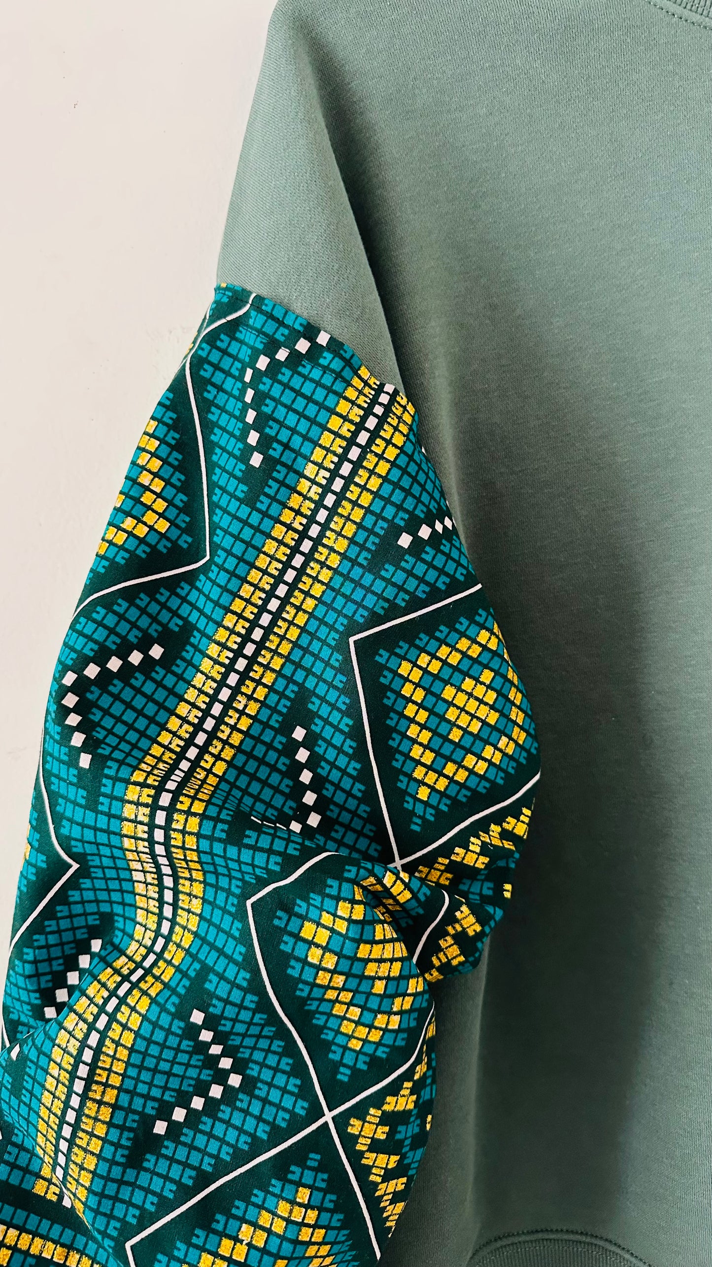 Sweat femme vert manches batik Bogolan pailleté. Pièce unique et stylée signée Kaysol Couture. Cadeau idéal, confort et inspiration wax.