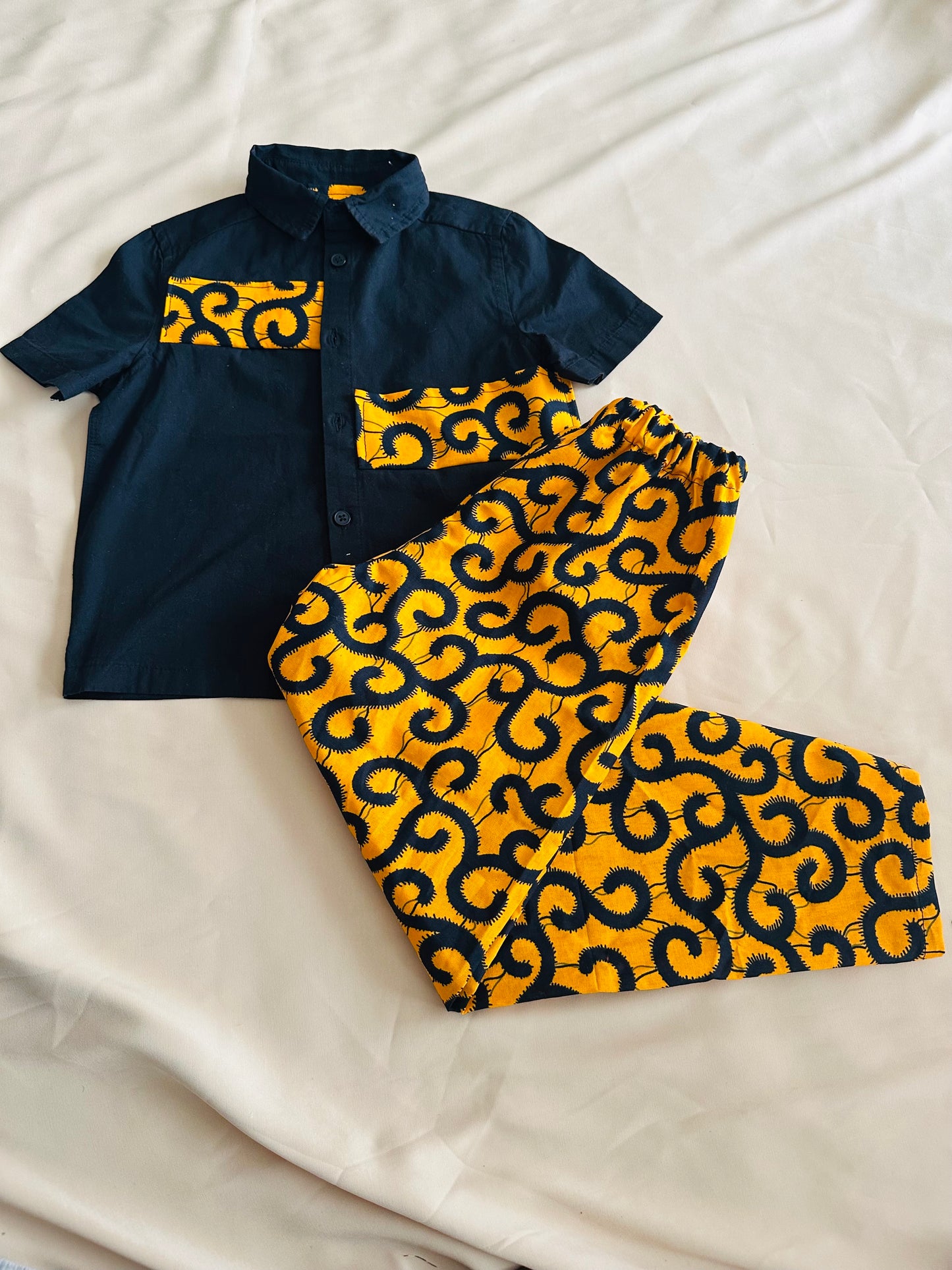 Ensemble enfant garçon Idriss – Wax jaune et noir – Chemise + pantalon – Fait main
