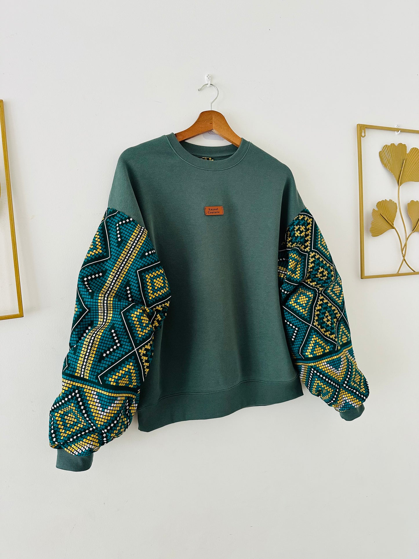 Sweat femme vert manches batik Bogolan pailleté. Pièce unique et stylée signée Kaysol Couture. Cadeau idéal, confort et inspiration wax.