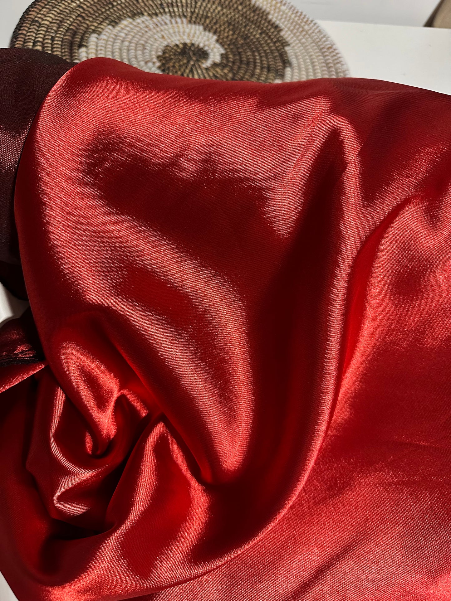 Tissu satin duchesse rouge