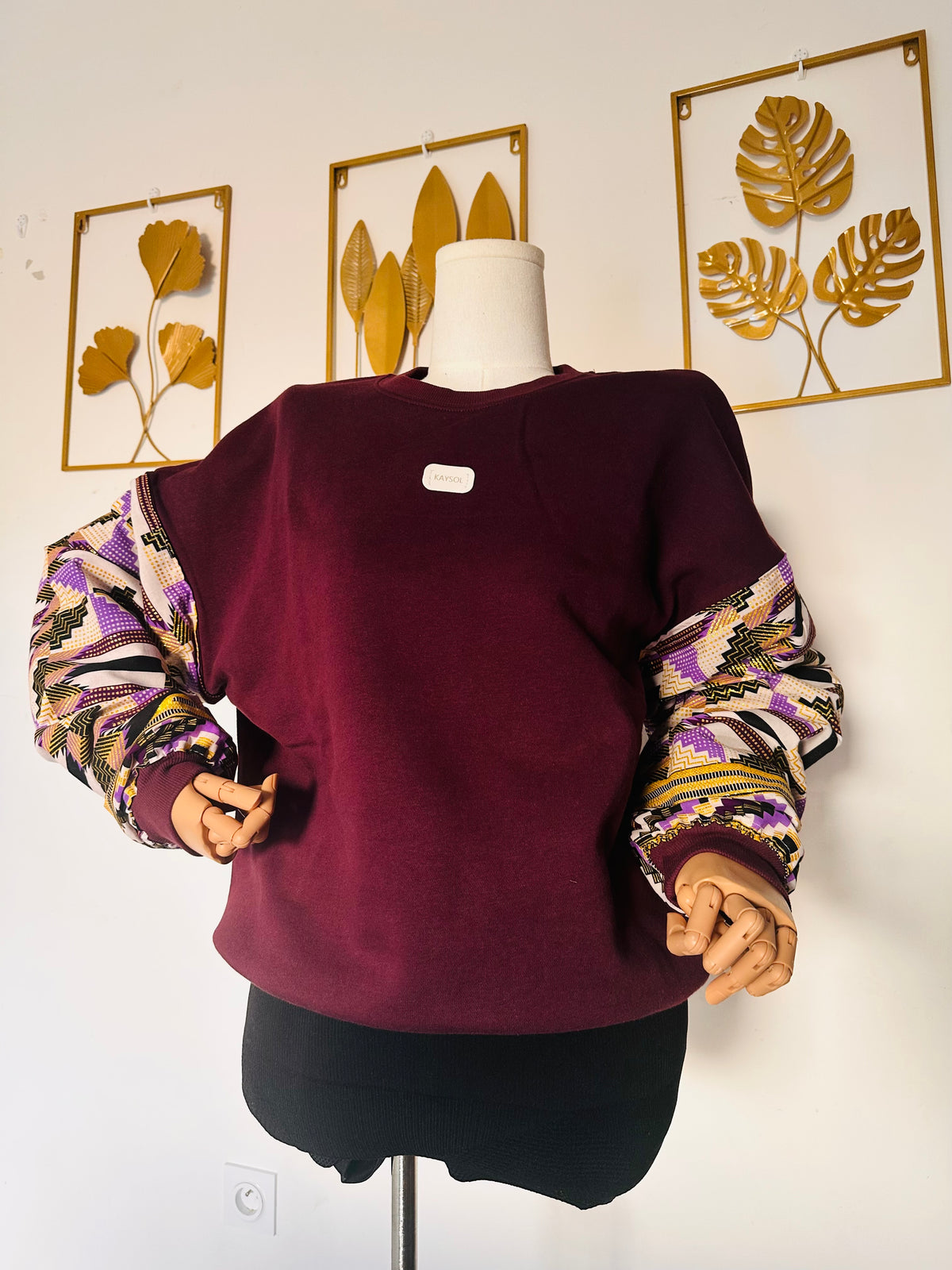 Damen-Sweatshirt mit Wax-Stoff / Bordeaux - Ärmel mit glitzerndem Bogolan-Muster / Neu