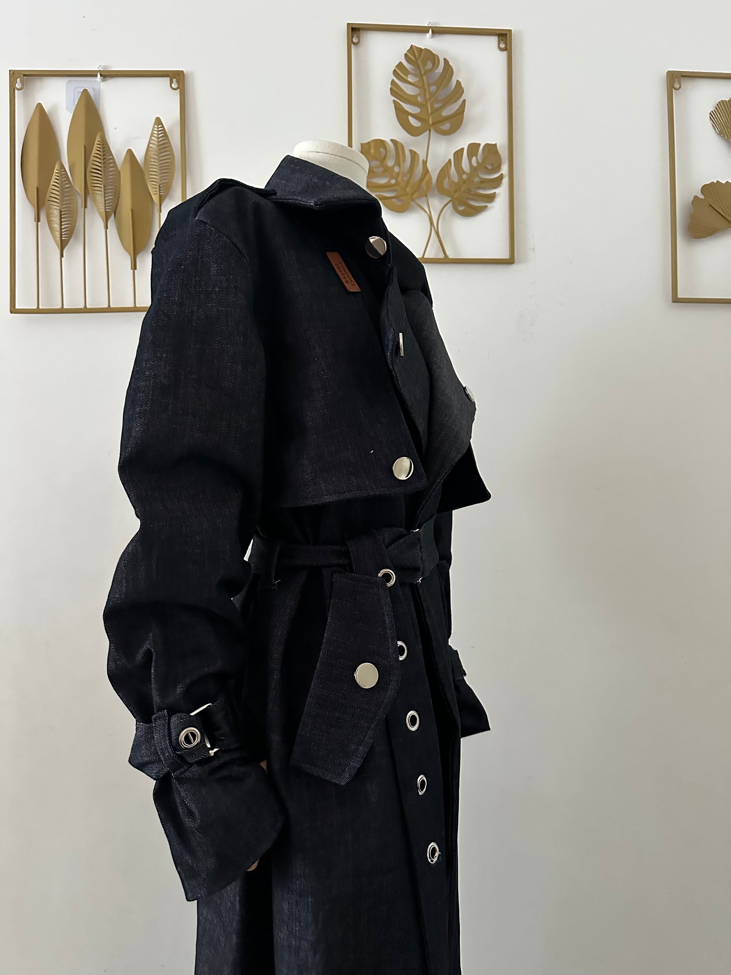 trench en jean femme, manteau long noir femme, trench denim noir, manteau 130 cm femme, trench ceinture luxe, trench élégant femme, manteau noir ceinturé,
