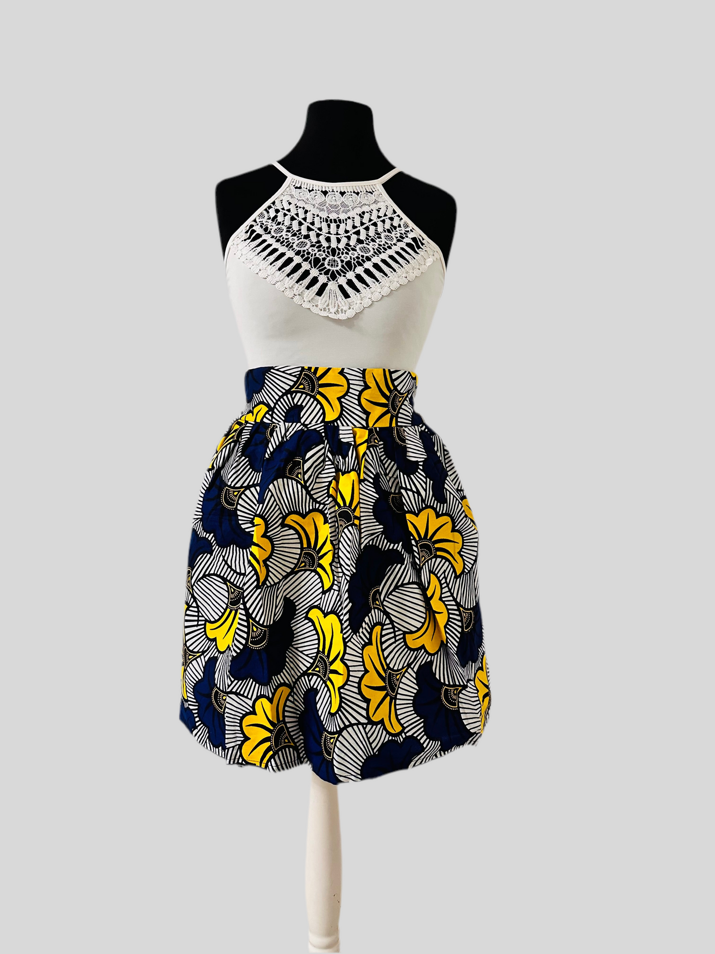 Jupe courte en Wax - Poches - jupe africaine courte - jupe en wax fleurs bleu et jaune jupe wax jaune
