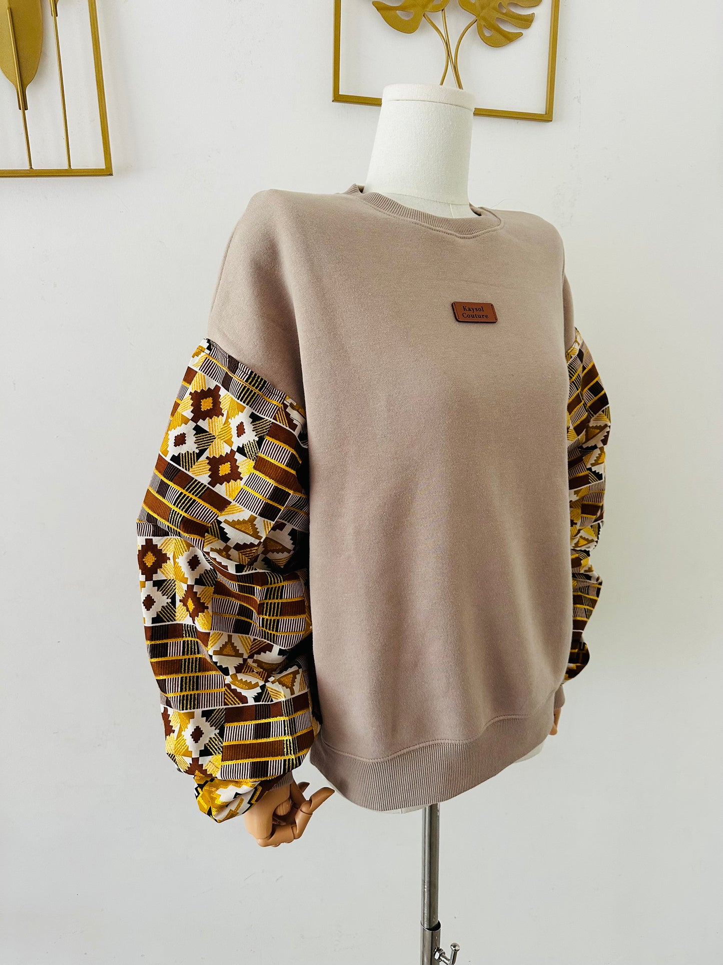 Sweat femme beige manches batik Bogolan pailleté. Confort, style unique et inspiration wax. Cadeau original signé Kaysol Couture.