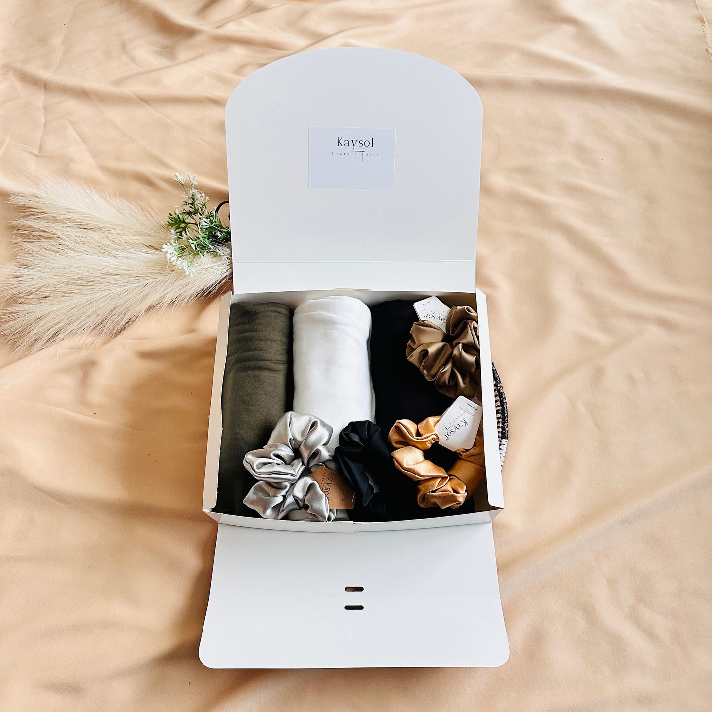 Coffret Cadeau - Hijab Box 3 Foulard et 4 chouchous en Soie