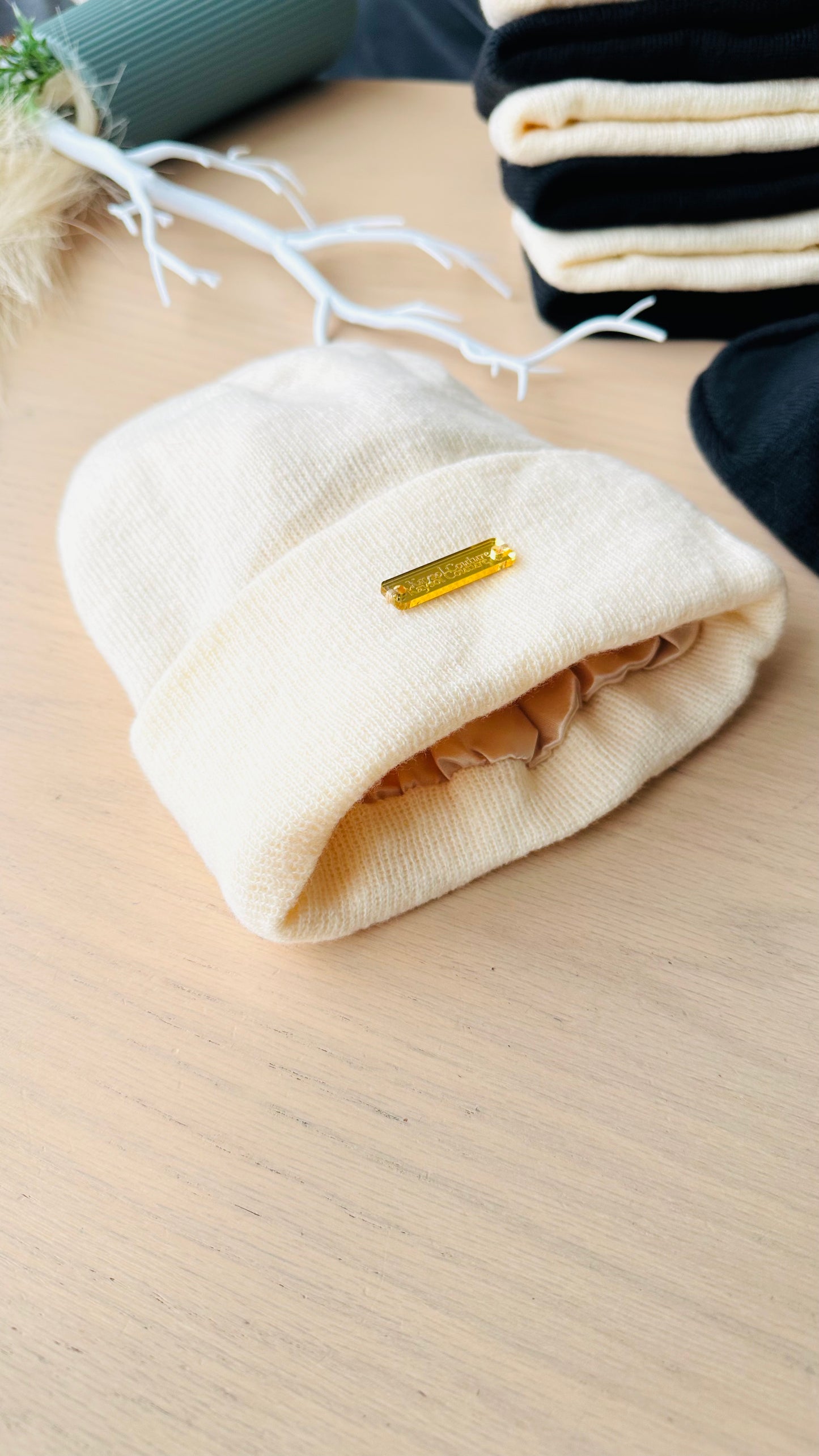 Bonnet premium doublé en satin, protège les cheveux du dessèchement et de la casse. Confort absolu, style minimaliste, idéal pour tous types de cheveux.