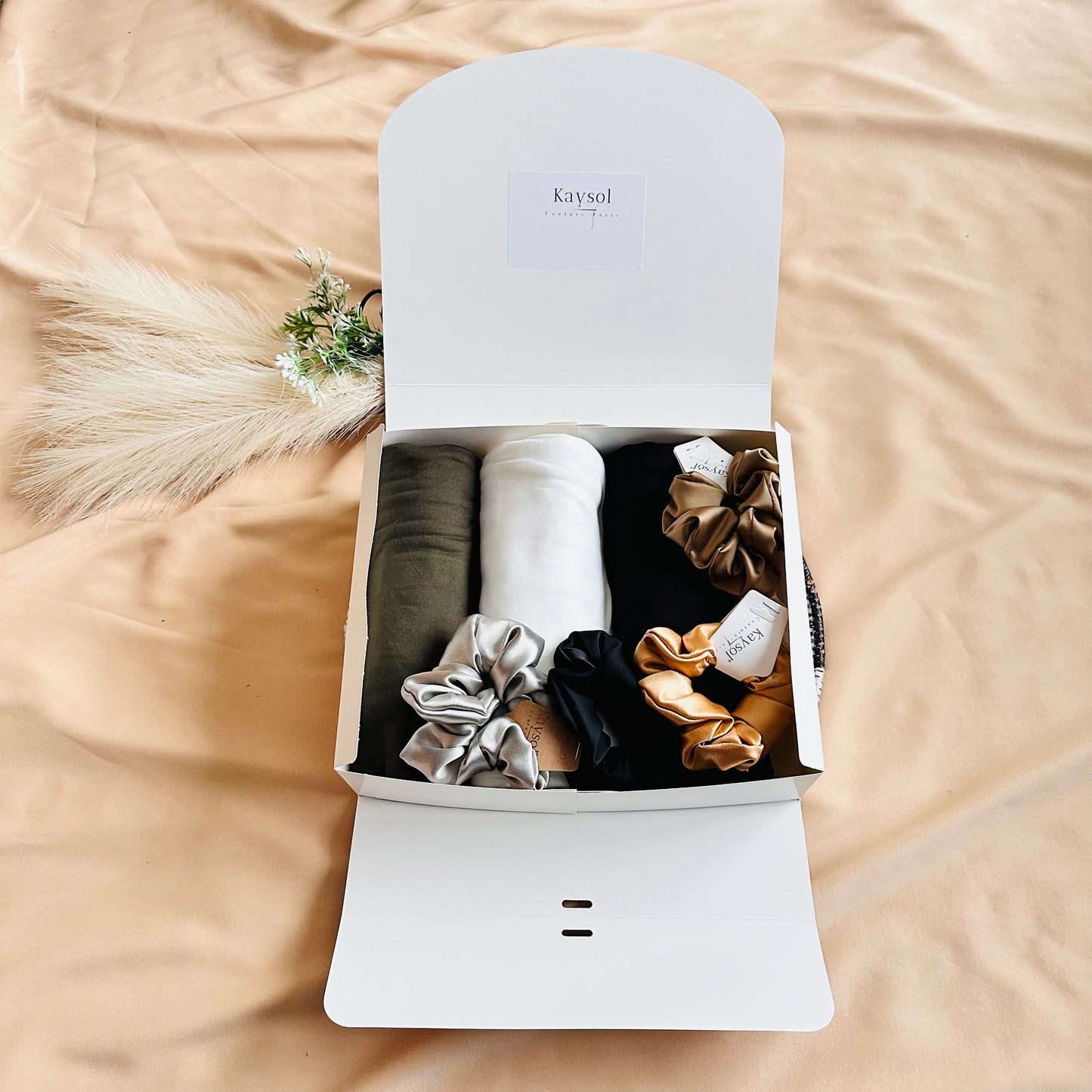 Coffret Cadeau - Hijab Box 3 Foulard et 4 chouchous en Soie