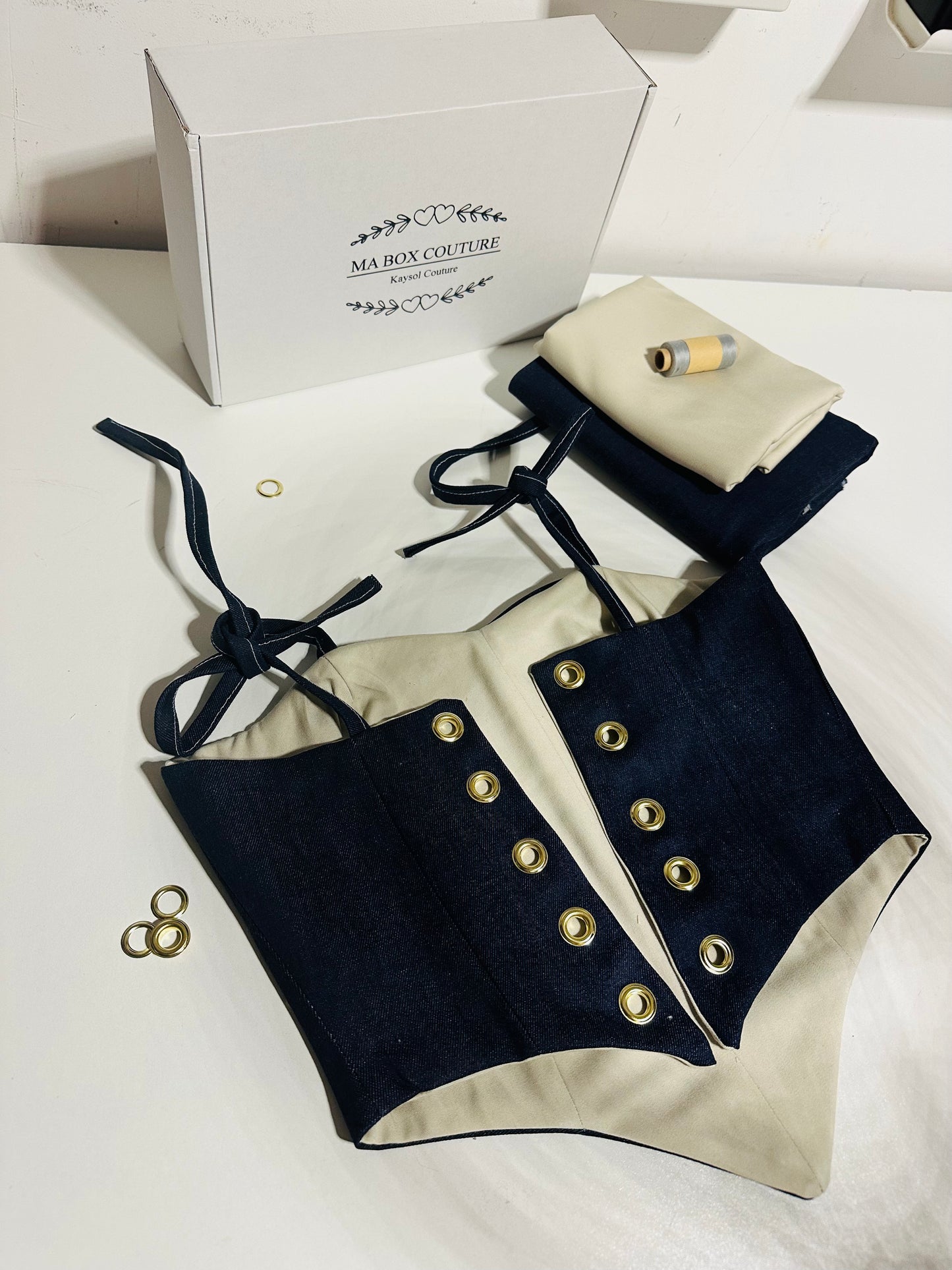 Box Couture Corset Gaby – Coffret Kaysol Couture avec tissu jean, coton beige, fil, patron PDF et tutoriel couture.