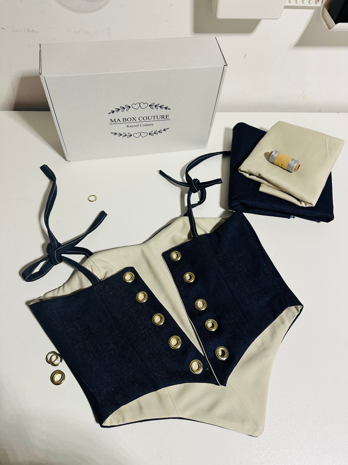 Box Couture Corset Gaby – Coffret Kaysol Couture avec tissu jean, coton beige, fil, patron PDF et tutoriel couture.