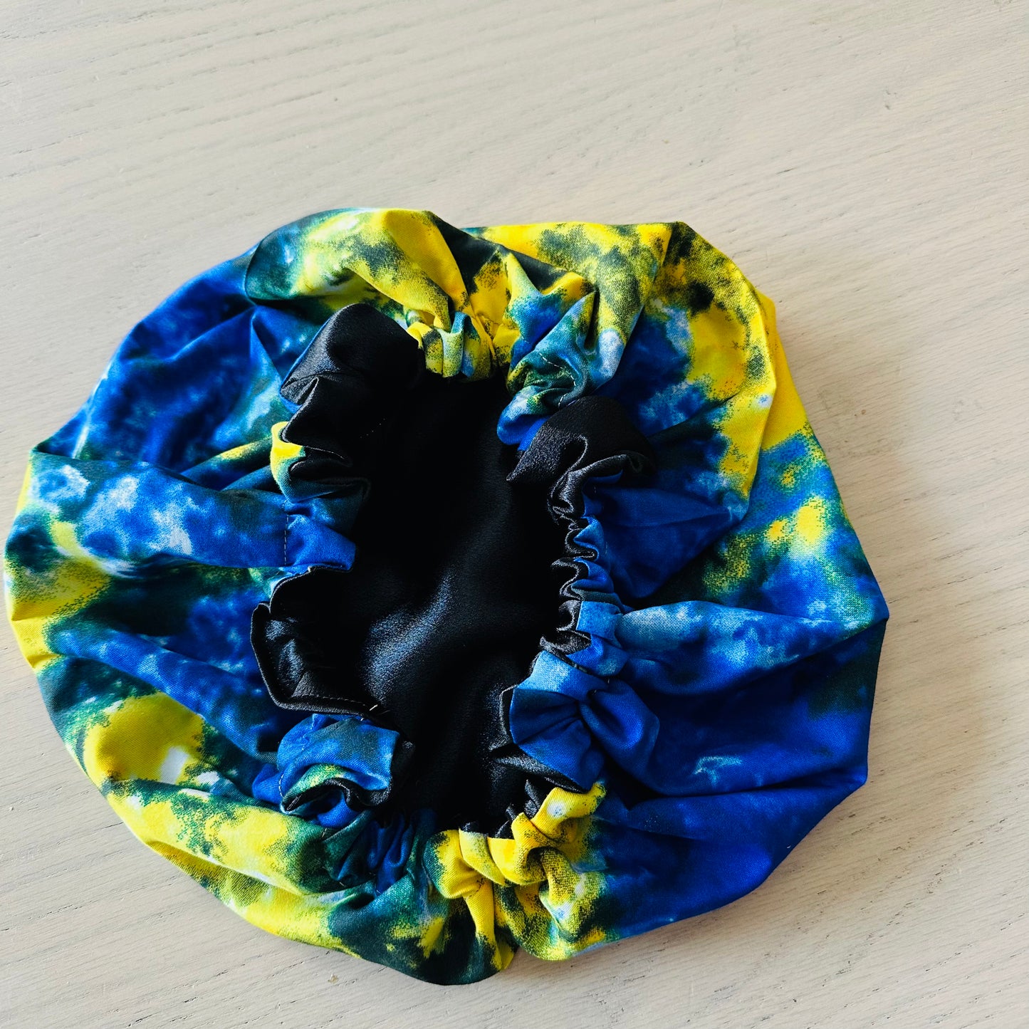 Bonnet en Satin - Verso Tie & Dye - Bleu et Jaune
