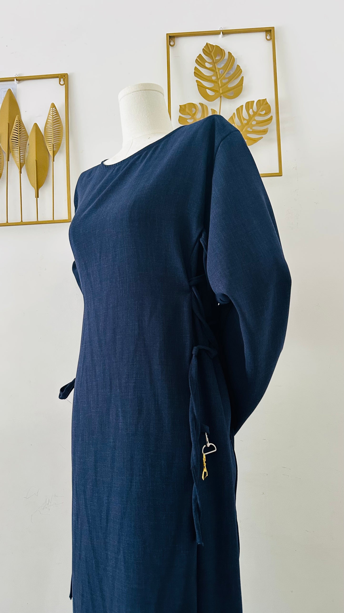 Robe modeste en lin bleu marine – Coupe ample et laçage ajustable