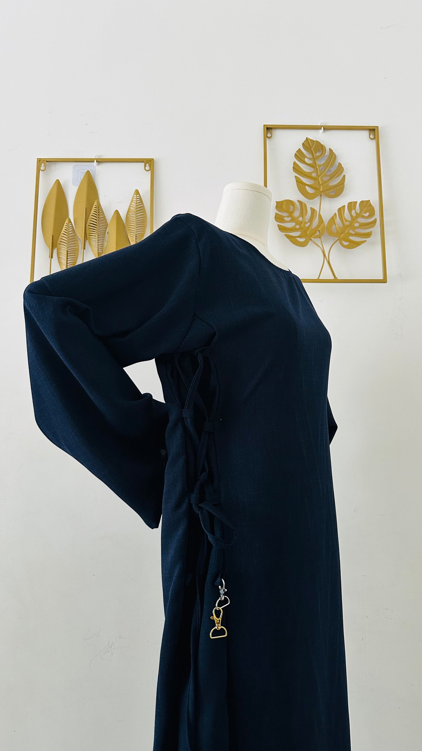 Robe modeste en lin bleu marine – Coupe ample et laçage ajustable