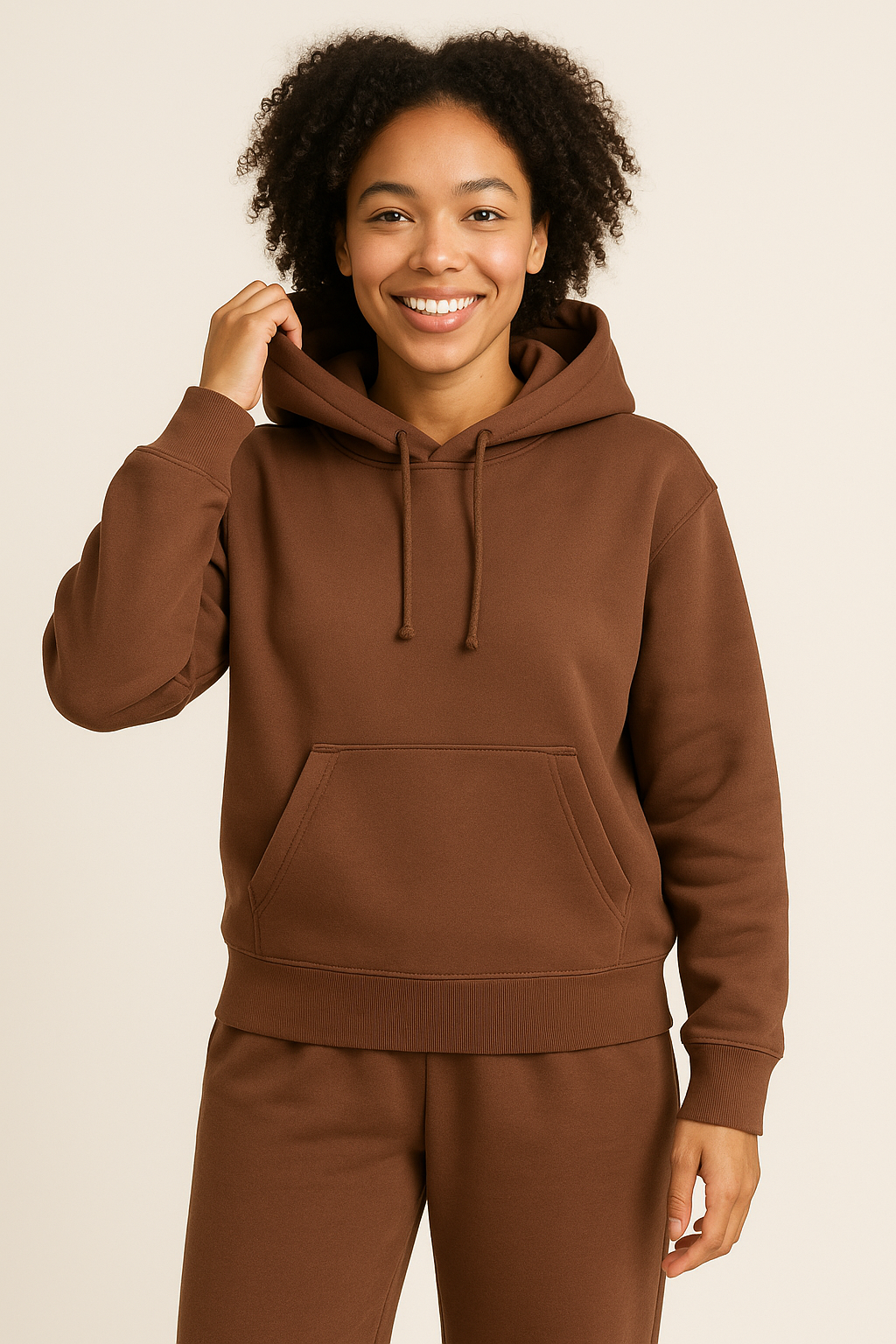 Patron de sweat à capuche femme avec poche kangourou et capuche doublée. Confortable, moderne et facile à coudre – du XS au 8XL.