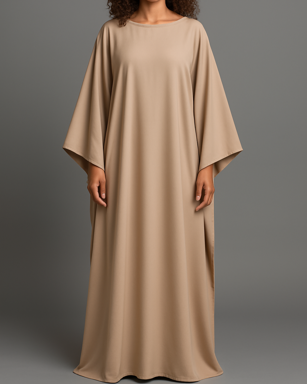 Robe longue Malia en crêpe lin beige, manches longues style cape, taille unique ajustable grâce à des liens intérieurs. Matière fluide et élégante, longueur au sol.