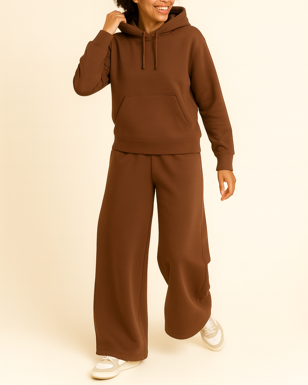 Patron de sweat à capuche femme avec poche kangourou et capuche doublée. Confortable, moderne et facile à coudre – du XS au 8XL.