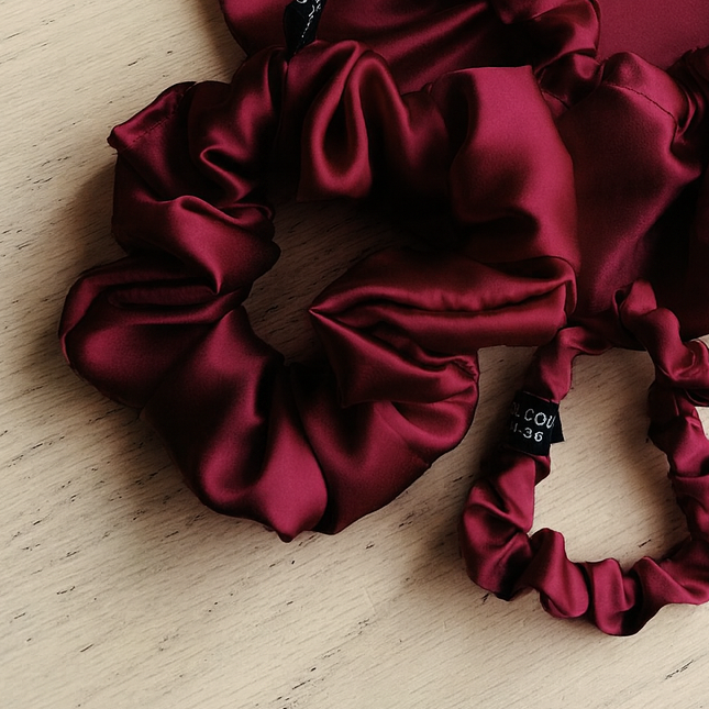 Ensemble bonnet et deux chouchous en pure soie 19 mommes rouge bordeaux. Protège les cheveux, préserve l’hydratation et limite la casse.