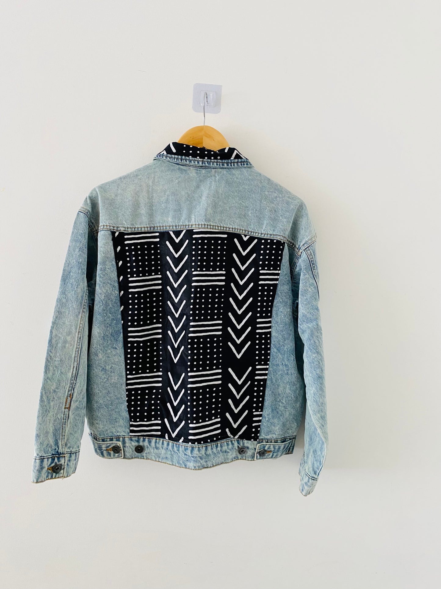 veste en bogolan - veste en jean custumiser - wax bogolan noir et blanc - veste original pour femme