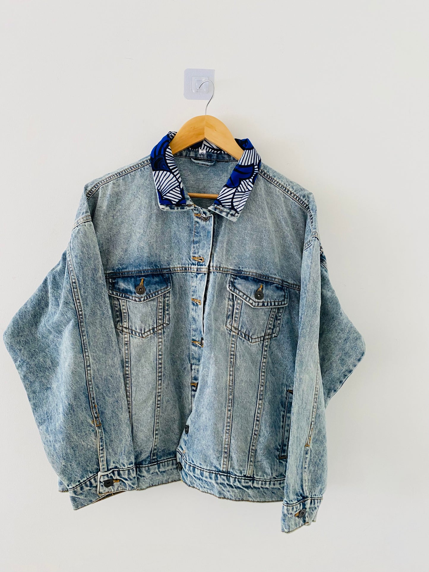 veste en jean original - veste en wax pour femme - look original avec une veste africaine - veste africaine tendance