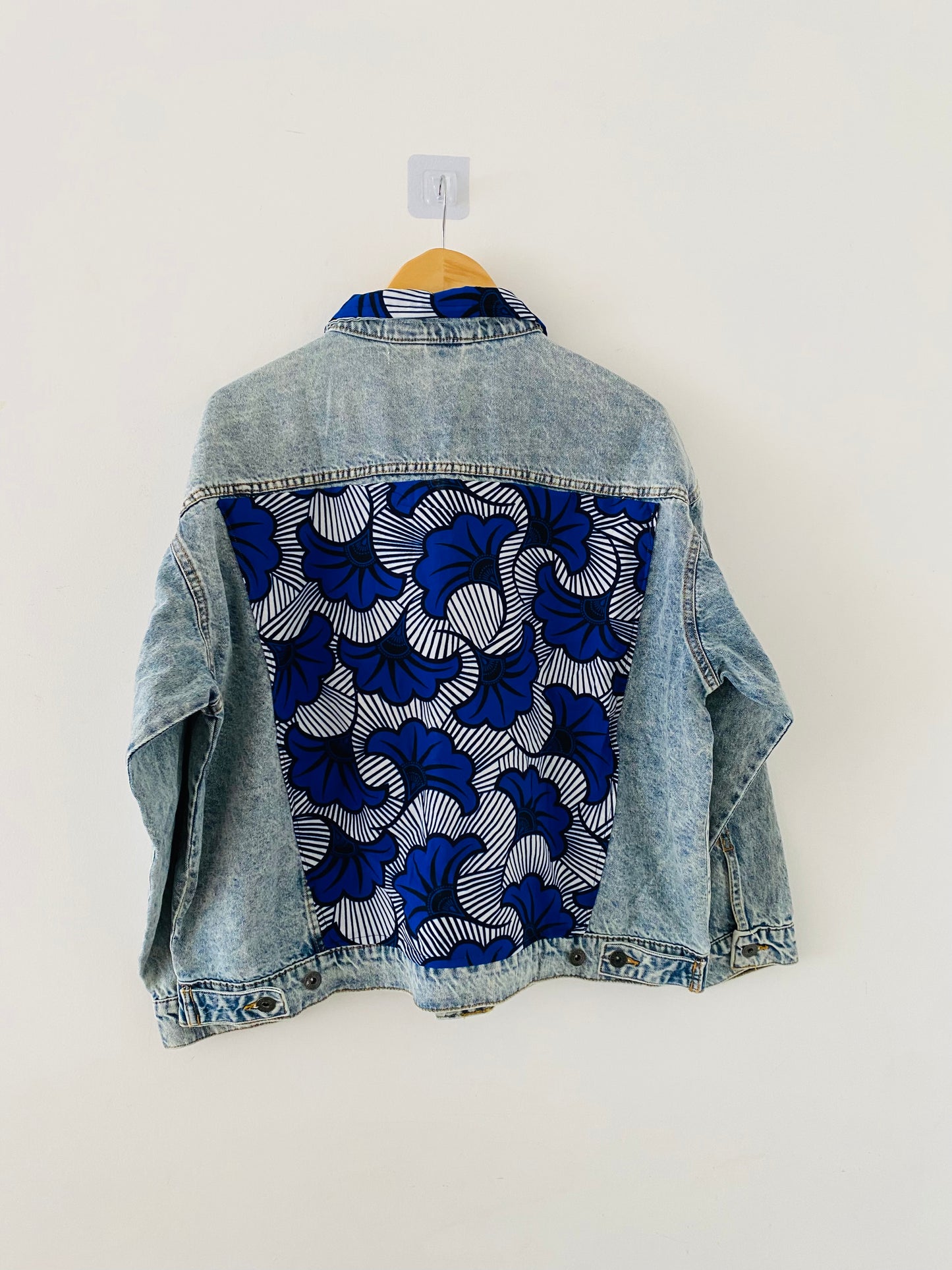 veste en jean customiser avec du tissu wax - veste unique - creation artisanal - veste pour le printemps