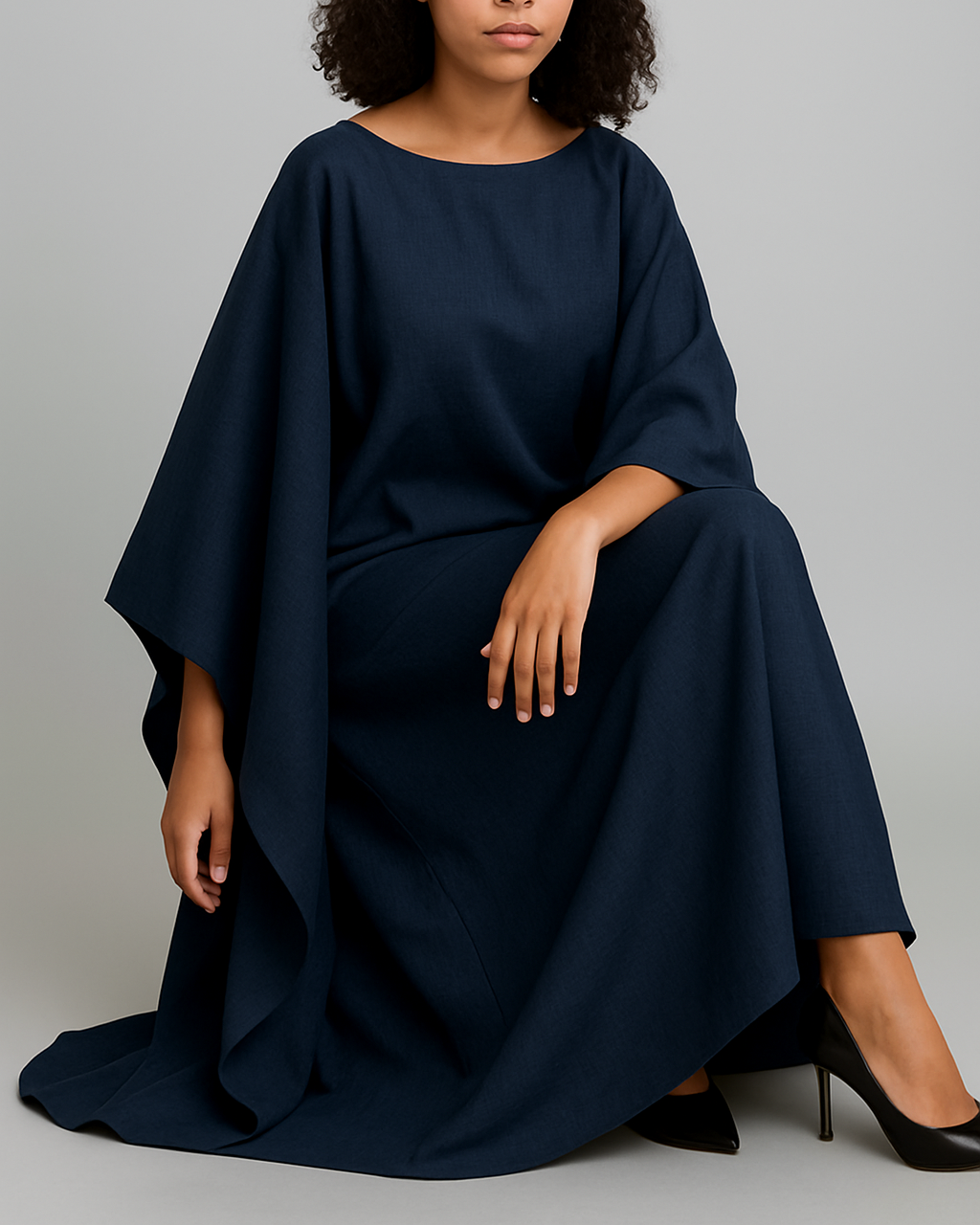 Robe longue Malia bleu marine en crêpe lin, coupe ample et fluide, manches longues style cape. Taille unique ajustable à la taille, robe longue jusqu’aux pieds.