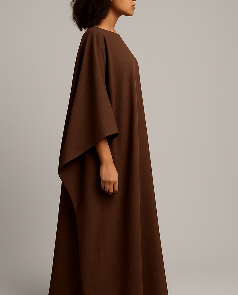 Robe Malia marron chocolat en crêpe lin, longue, fluide, avec manches cape. Taille unique ajustable. Élégante, idéale pour l’été ou des occasions spéciales.