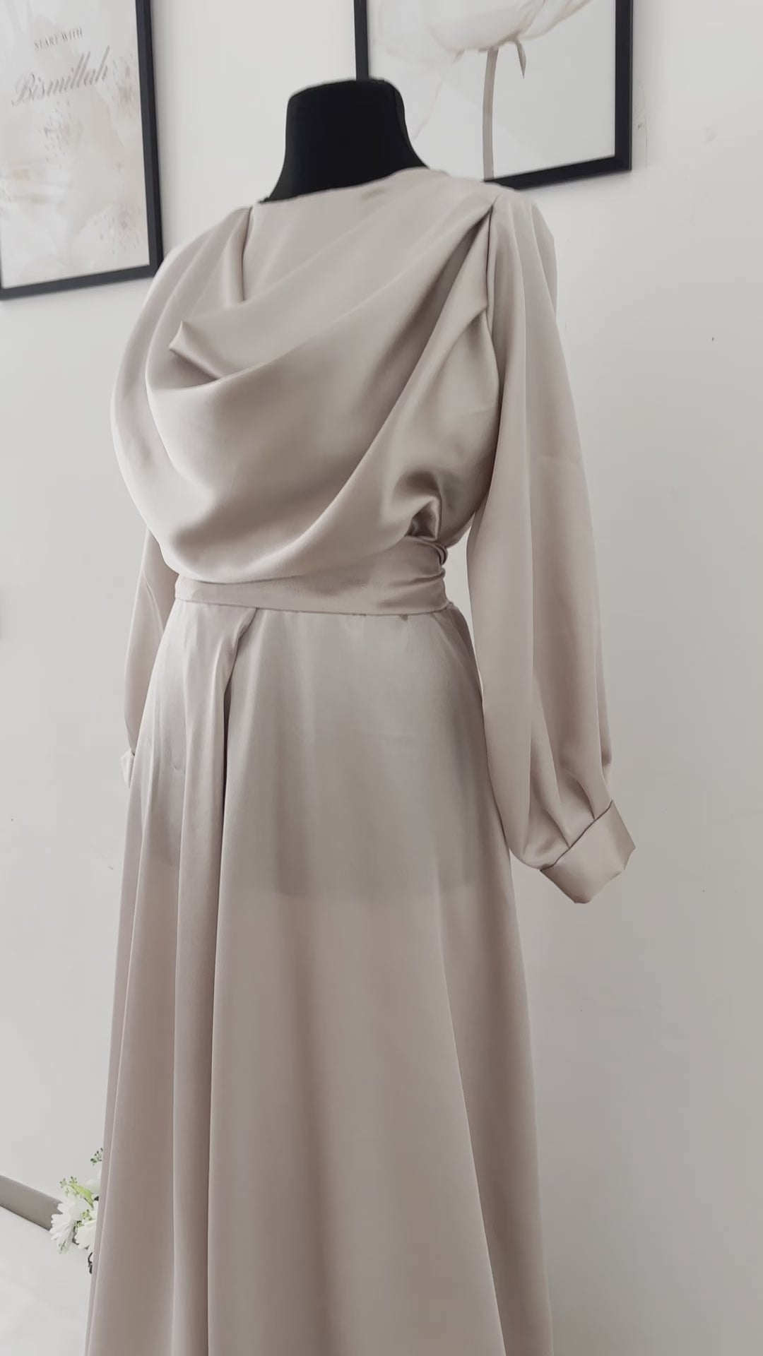 Vidéo robe de Soiree beige champagne manche longue - robe de Soiree style saoudienne - robe de Soiree mastoura