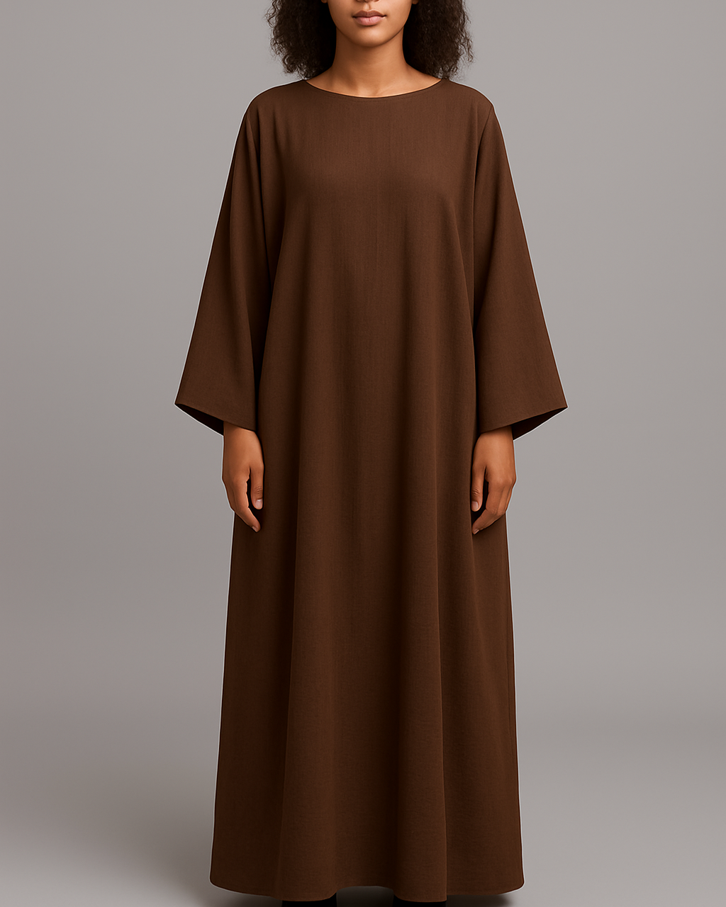 Robe Malia marron chocolat en crêpe lin, longue, fluide, avec manches cape. Taille unique ajustable. Élégante, idéale pour l’été ou des occasions spéciales.