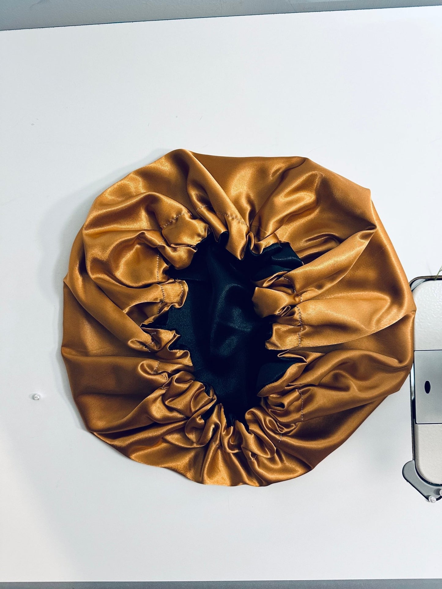 Bonnet en satin recto verso - Kaysol Couture