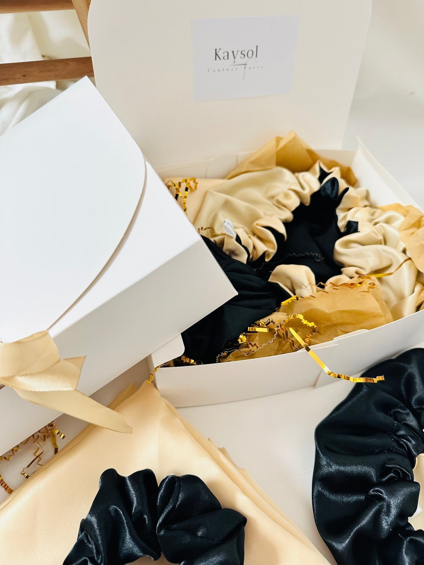 Box cadeau avec Taie d’oreiller en satin - Bonnet en satin - Chouchou assorti - Beige Champagne - Kaysol Couture
