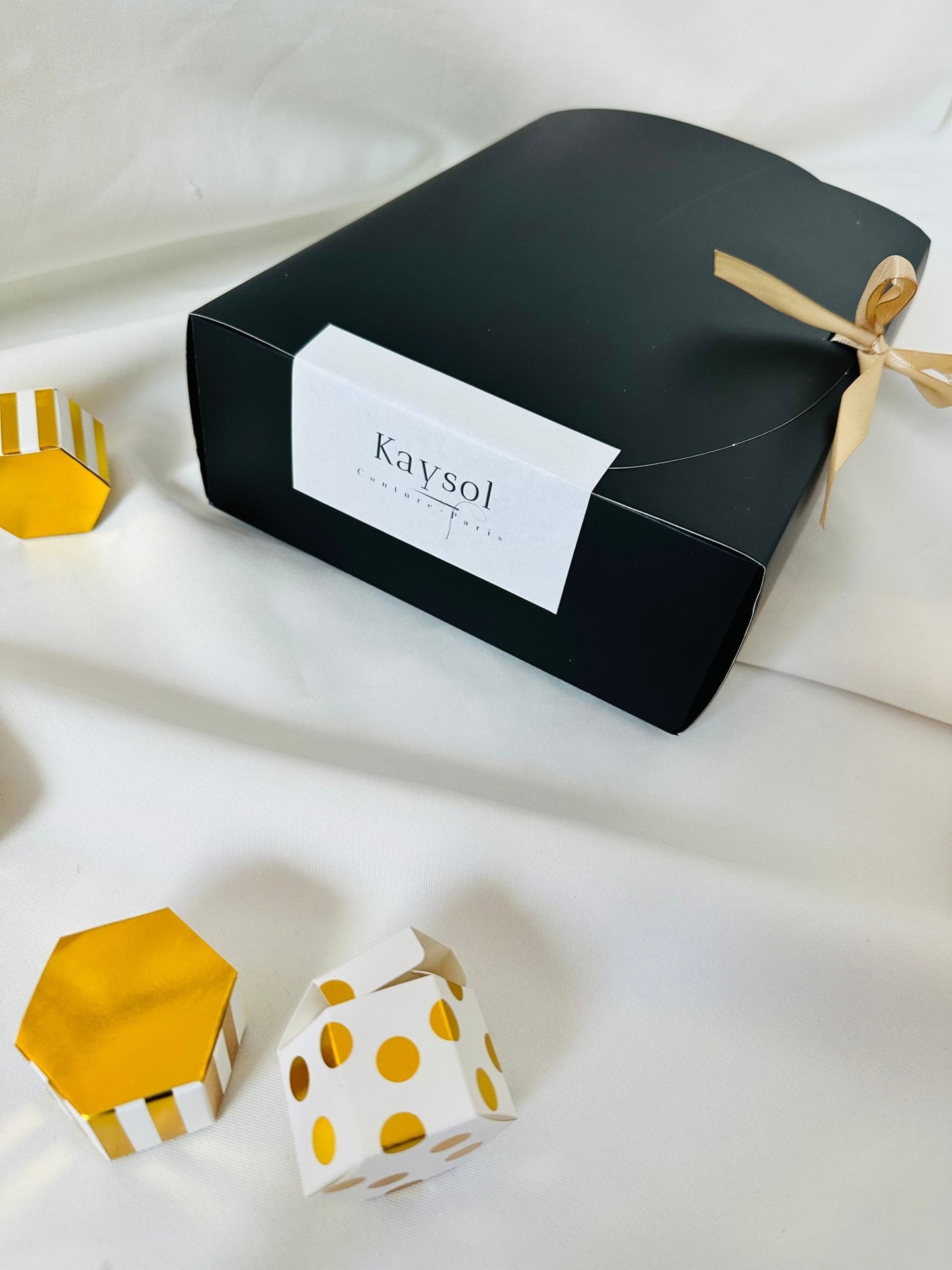 Box Emeraude - Taie d’oreiller en Satin - Bonnet en satin et chouchou assorti - Vert émeraude et noir - Kaysol Couture