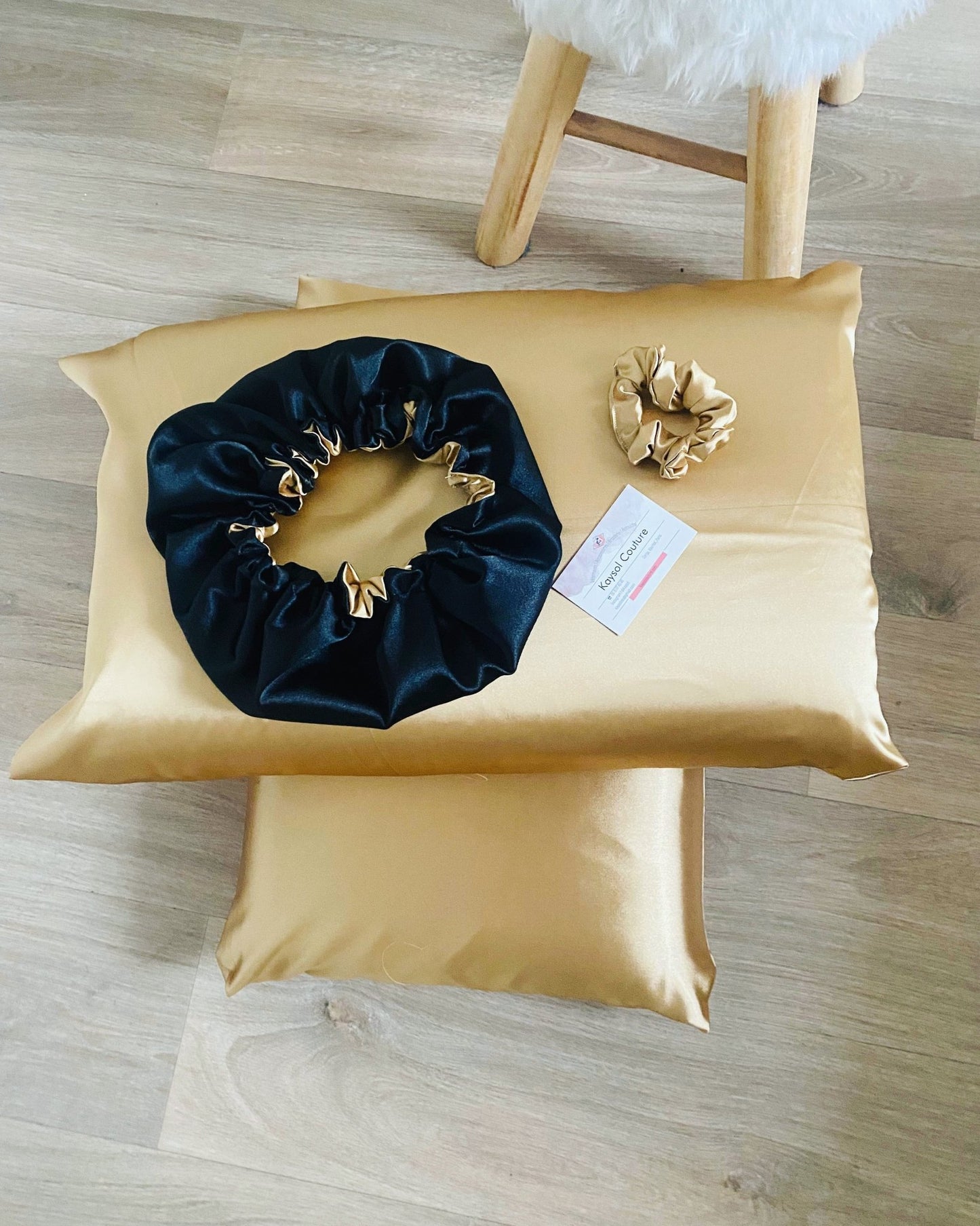 Box - Taie d’oreiller en satin - Bonnet en satin - Chouchou en satin - Beige - Kaysol Couture