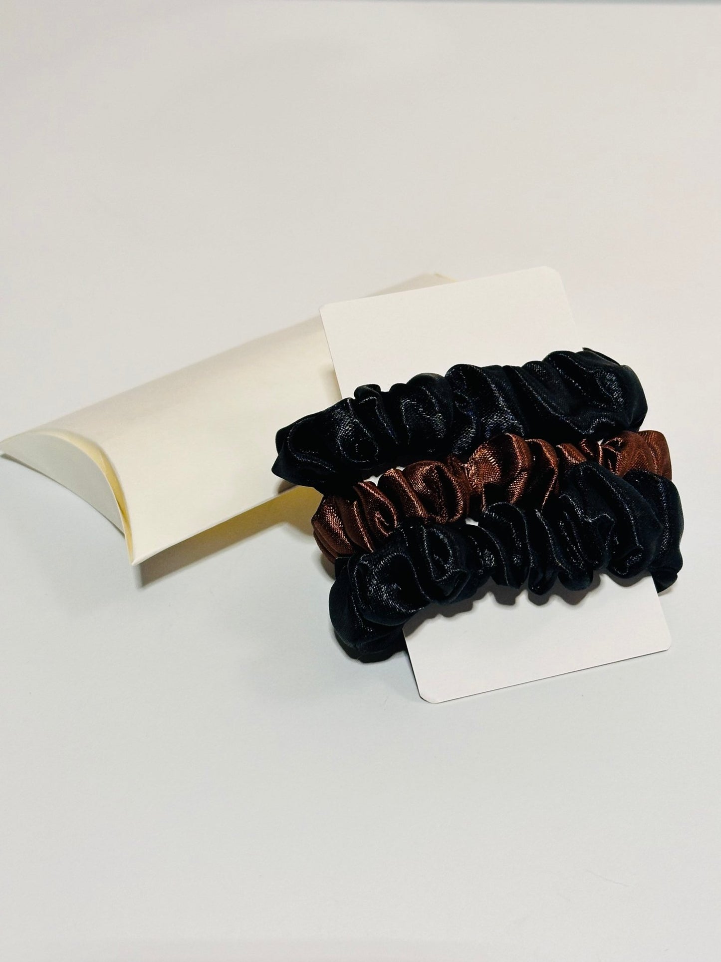 Idée cadeau Mignon et Pratique - Boite avec 3 Scrunchies en Satin soie Luxe - Kaysol Couture