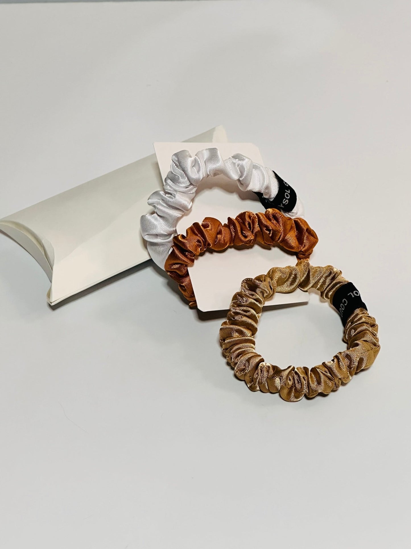 Idée cadeau Mignon et Pratique - Boite avec 3 Scrunchies en Satin soie Luxe - Kaysol Couture