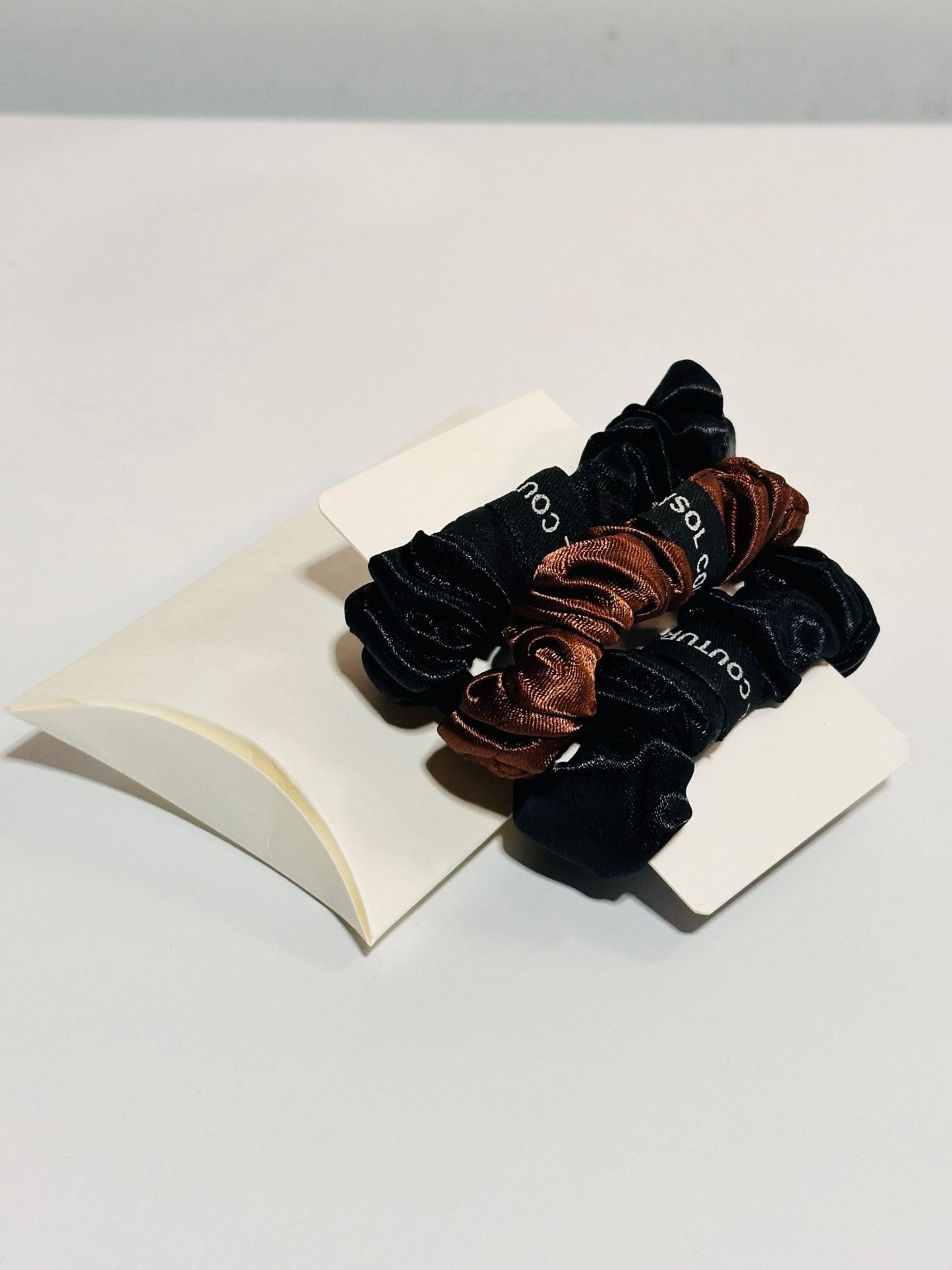 Idée cadeau Mignon et Pratique - Boite avec 3 Scrunchies en Satin soie Luxe - Kaysol Couture