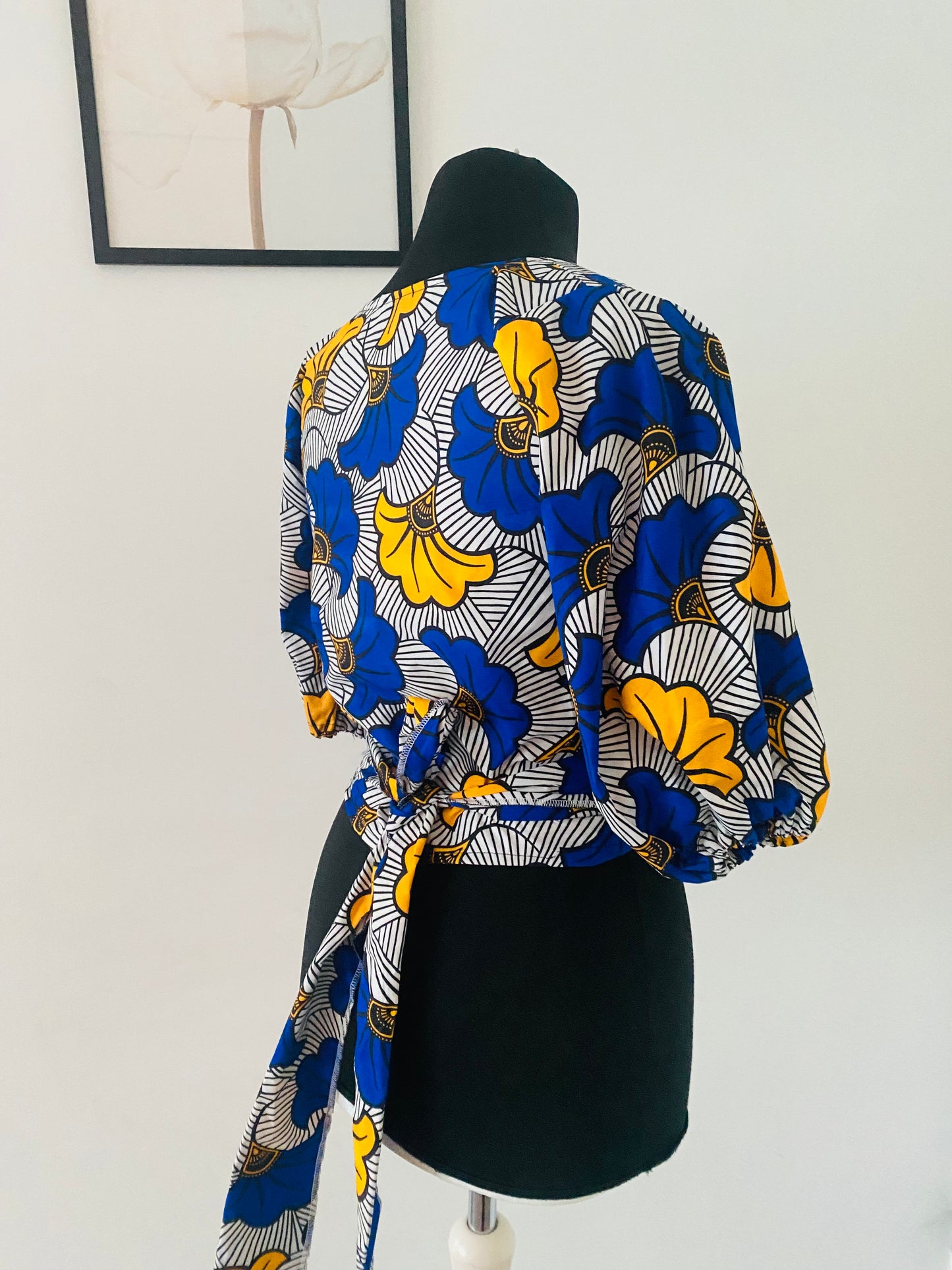 haut en wax - chic- vetement africain, tissu africain - vetement tendance 2023- tissu fleurs de mariage bleu