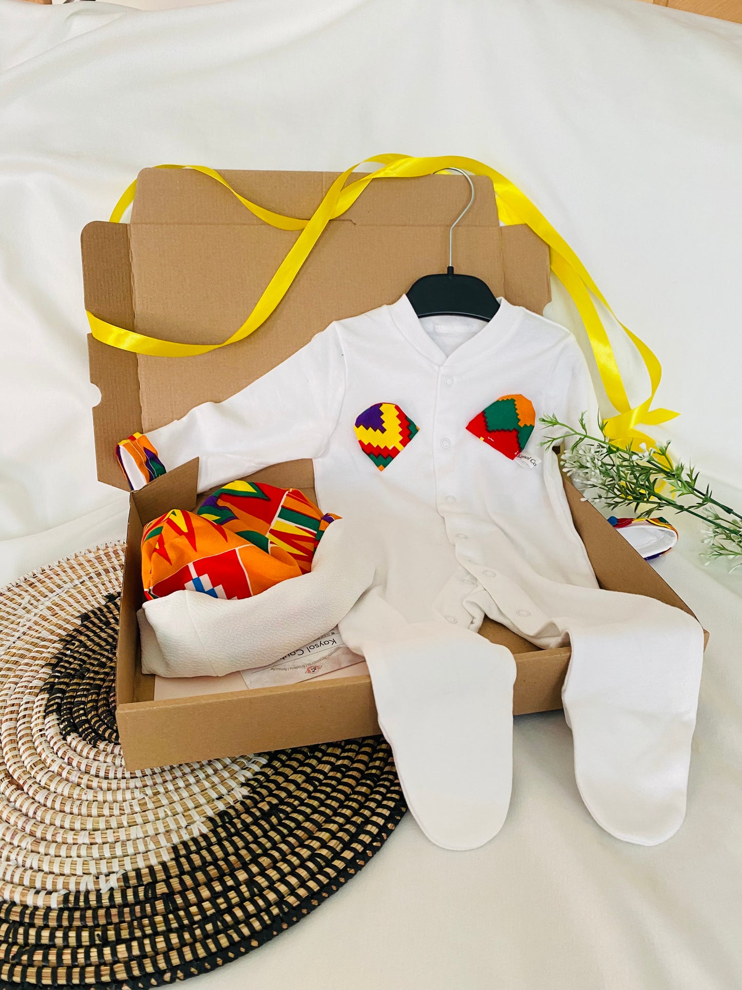 pyjama blanc avec touches de wax africain colores