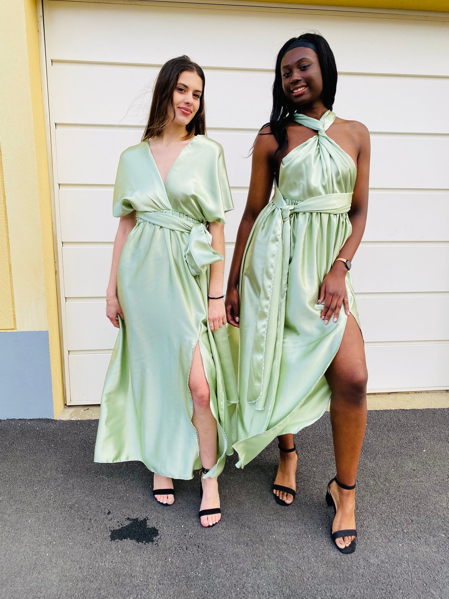des demoiselles dhonneurs en robe infinity- robe fendue - robe longue vert sauge