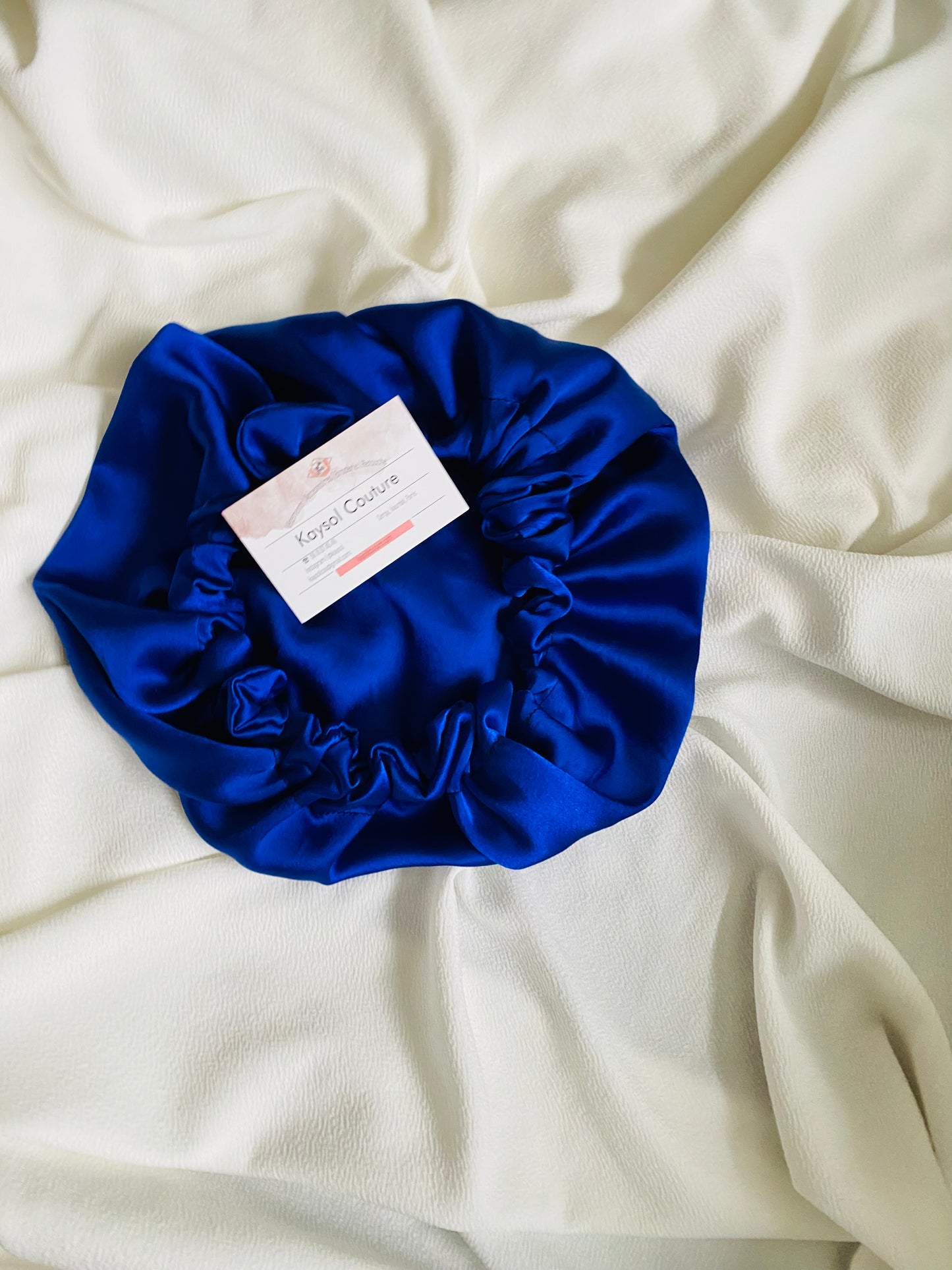 Bonnet en soie bleu roi