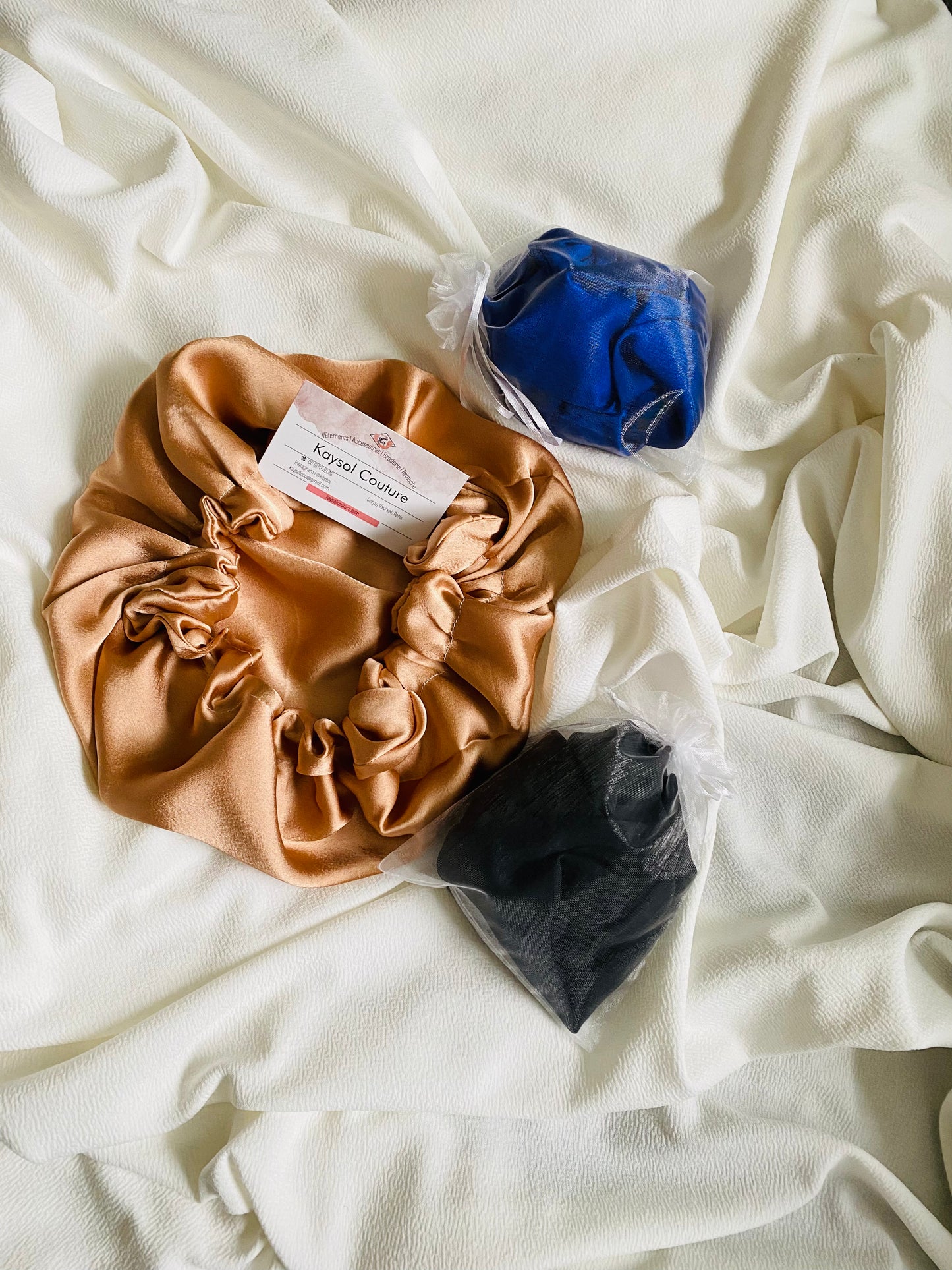 Présentation bonnet de soie - nude - bleu - noir