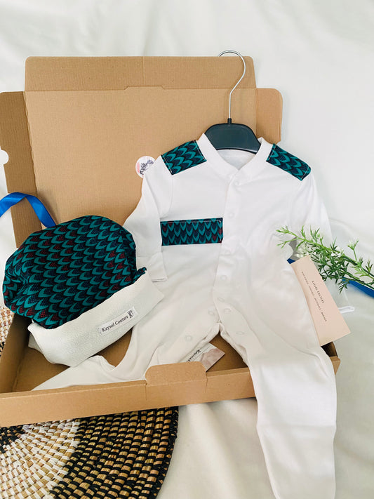 il s'agit d'une box avec un pyjama, un bonnet assorti en wax